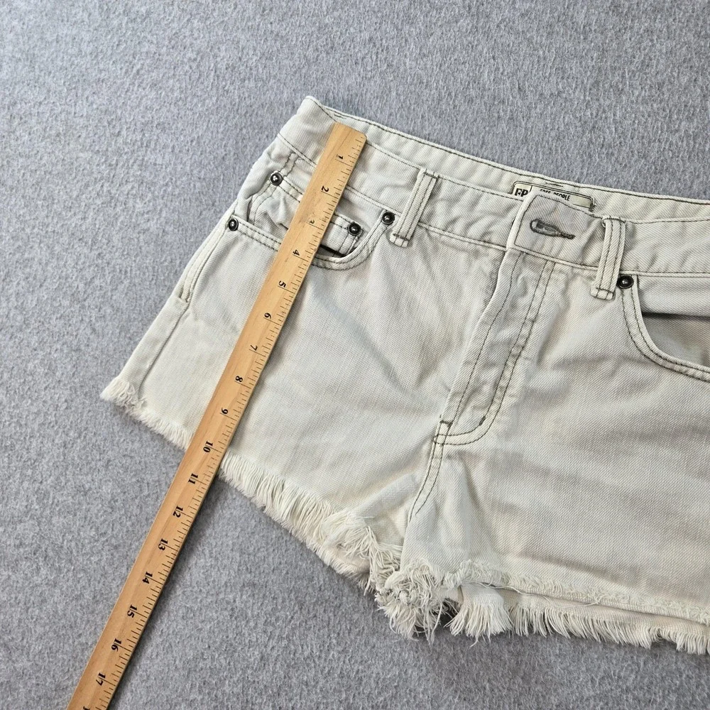 Free People‎ Shorts Womens 27 White Cut-Off Frayed Hem Pockets 2.5 Inseam Denim